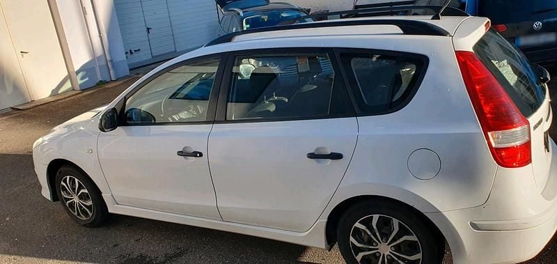 Gebraucht Hyundai i30 108 PS (79 kW) 2010 Weiß Kombi