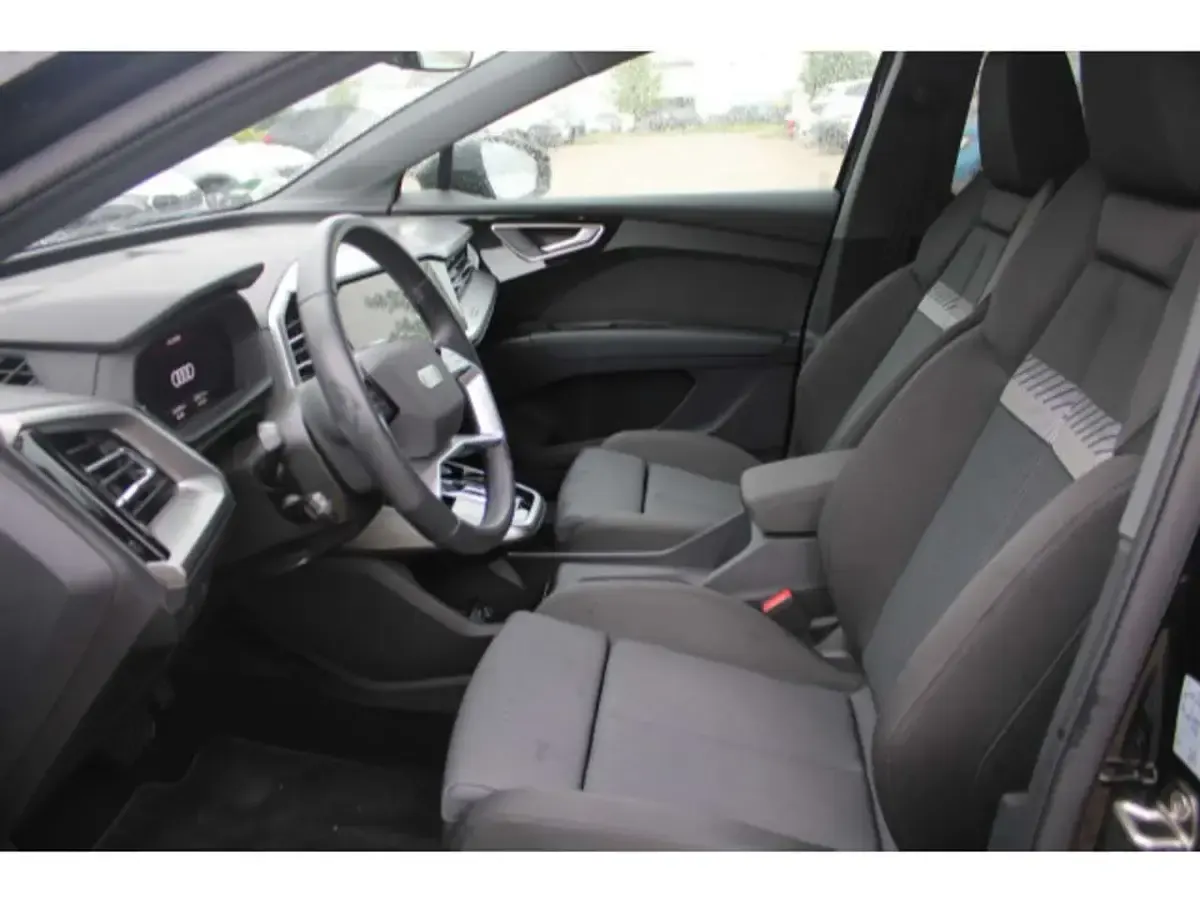 Second-hand Audi Q4 e-tron Basis 150 kW (204 CP) 2023 Negru SUV