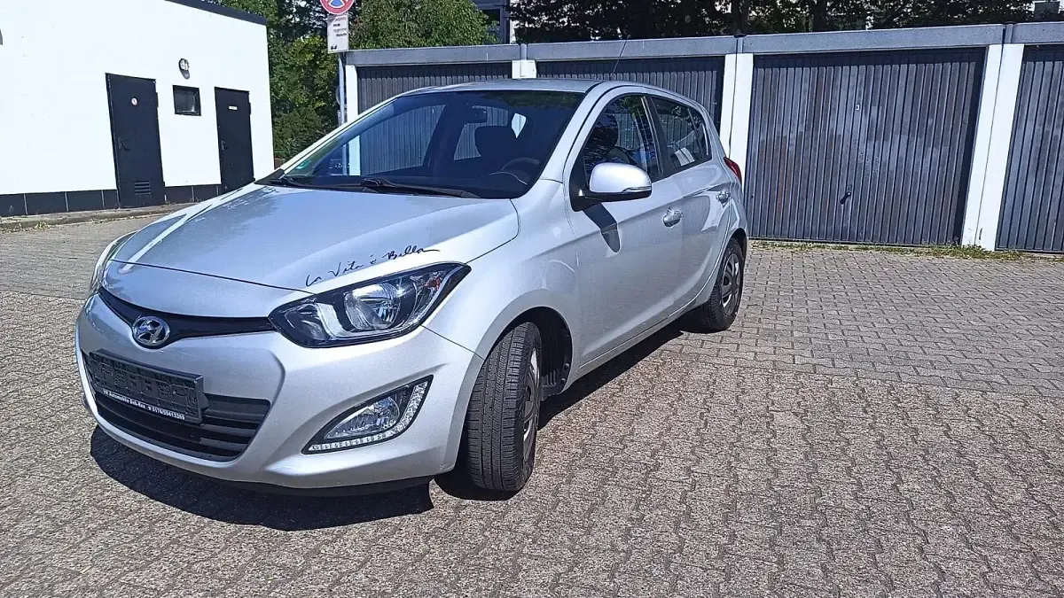 Gebraucht Hyundai i20 86 PS (63 kW) 2013 Grau Kleinwagen