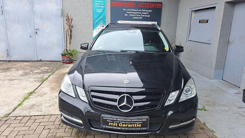 Schwarz Gebraucht 2010 Mercedes E200 Kombi | 10.399 € (Fairer Preis) - Bild 1/4