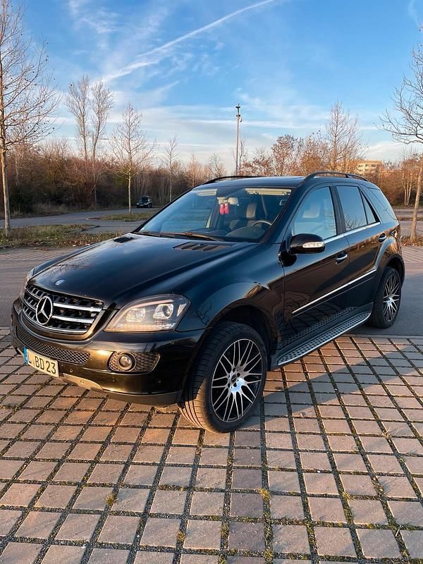 Schwarz Gebraucht 2007 Mercedes ML350 SUV | 7.500 € (Etwas zu teuer) - Bild 1/4
