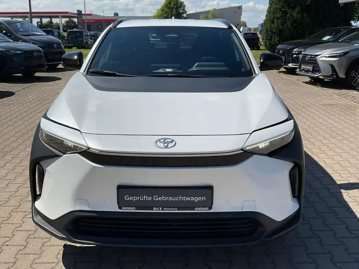Gebraucht Toyota bZ4X Basis 150 kW (204 PS) 2023 Platinumweiß perleffekt SUV