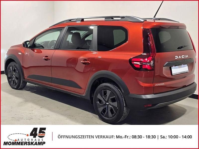 Neu Dacia Jogger Expression 101 PS (74 kW) 2025 Braun Van / Kleinbus