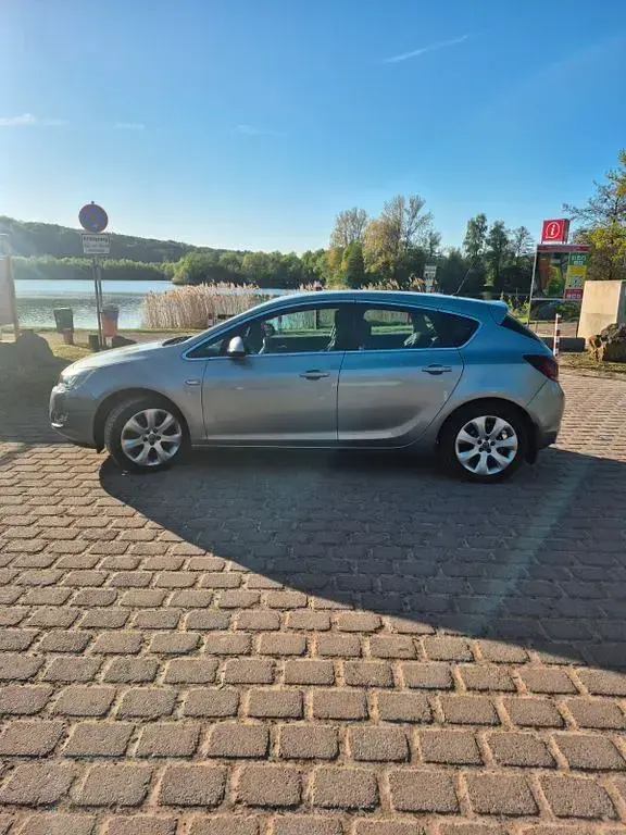 Gebraucht Opel Astra Edition 140 PS (102 kW) 2012 Grau Limousine