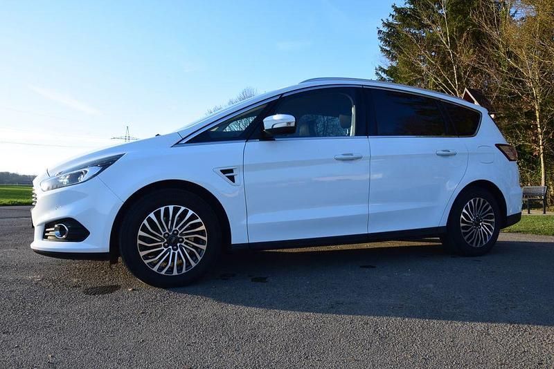 Gebraucht Ford S-MAX Titanium 241 PS (177 kW) 2019 Weiß Van / Kleinbus