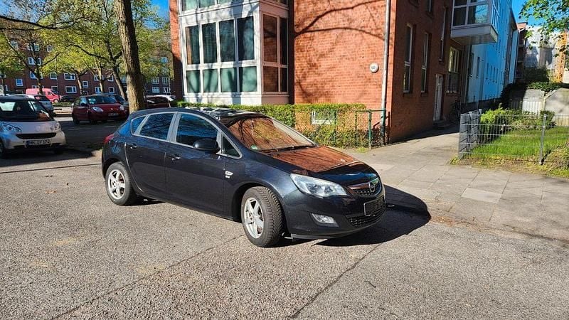 Second-hand Opel Astra 140 CP (102 kW) 2012 Negru Berlinǎ