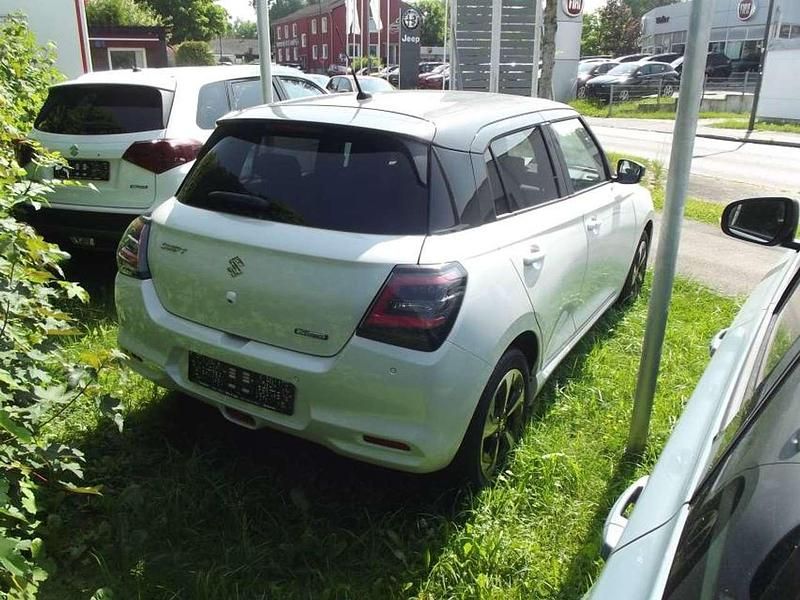 Neu Suzuki Swift Comfort+ 83 PS (61 kW) 2025 Pure white/mineral gray met Kleinwagen