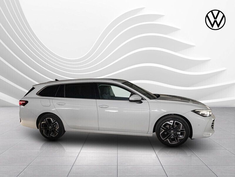 Gebraucht VW Passat Elegance 150 PS (110 kW) 2024 Weiß (pure white) Kombi