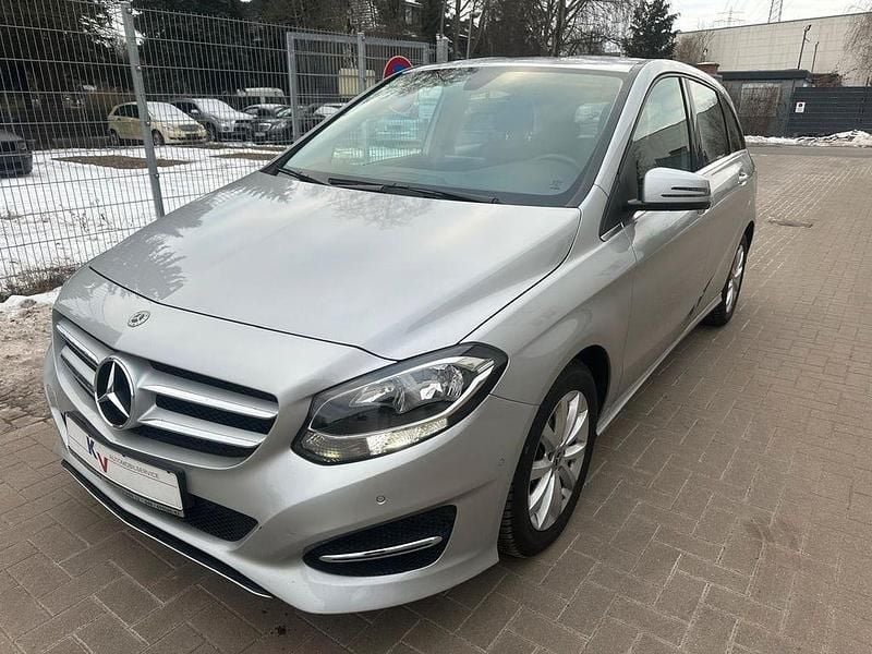 Silber Gebraucht 2018 Mercedes B180 Van / Kleinbus | 16.850 € (Guter Preis) - Bild 1/4