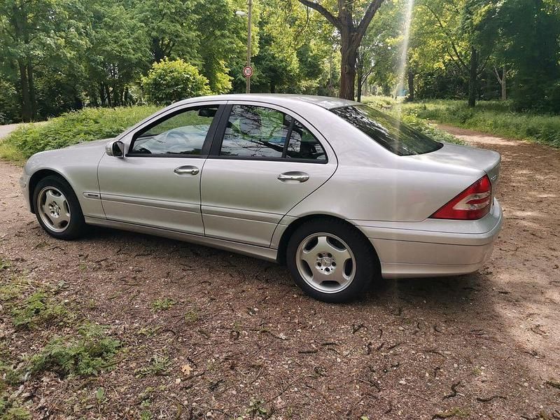 Silber Gebraucht 2005 Mercedes C220 Classic Limousine | 3.450 € (Fairer Preis) - Bild 1/4