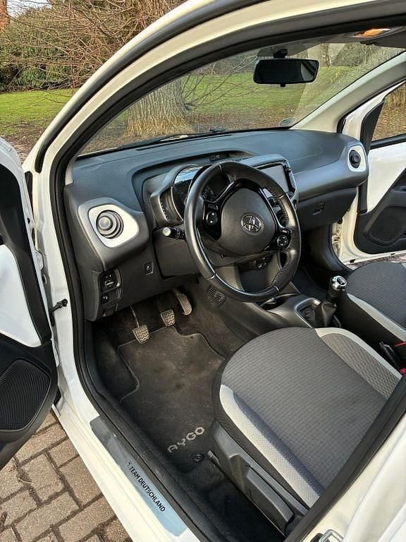 Gebraucht Toyota Aygo Team 72 PS (52 kW) 2021 Weiß Kleinwagen