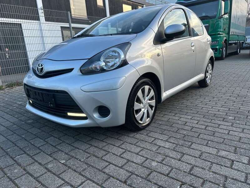 Satin silver Gebraucht 2014 Toyota Aygo Cool Kleinwagen | 4.999 € (Fairer Preis) - Bild 1/4