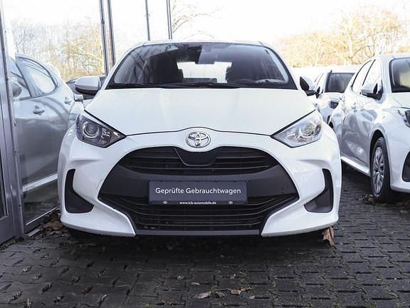 Gebraucht Toyota Yaris Basis 72 PS (52 kW) 2022 Schneeweiß Kleinwagen