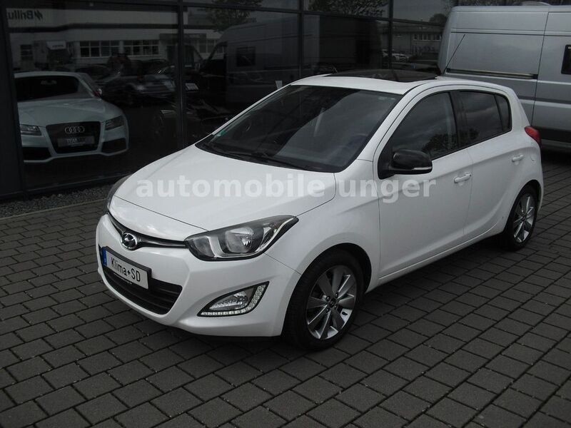 Weiß Gebraucht 2014 Hyundai i20 Limousine | 8.490 € (Etwas zu teuer) - Bild 1/4