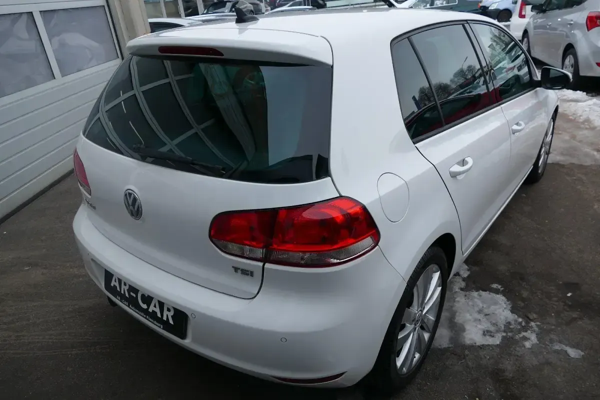 Gebraucht VW Golf VI 105 PS (77 kW) 2011 Weiß Kleinwagen