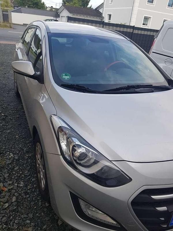 Grau Gebraucht 2016 Hyundai i30 Passion Kombi | 8.000 € (Fairer Preis) - Bild 1/4
