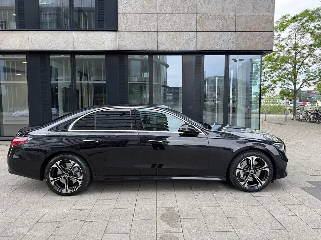 Używany Mercedes E400 381 KM (280 kW) 2024 Czarny Sedan/Limuzyna