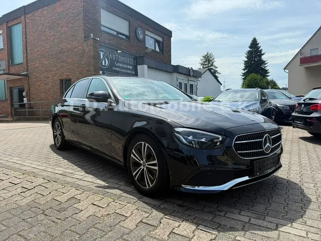 Gebraucht Mercedes E220 194 PS (142 kW) 2021 Schwarz Limousine