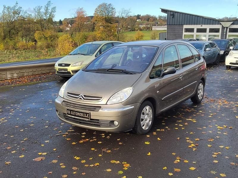 Braun Gebraucht 2008 Citroën Xsara Picasso Tendance Van / Kleinbus | 1.890 € (Fairer Preis) - Bild 1/4