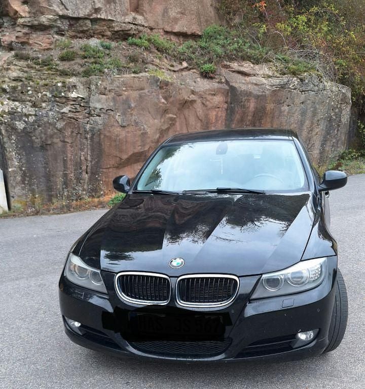Schwarz Gebraucht 2010 BMW 320 Kombi | 3.900 € (Superpreis) - Bild 1/4