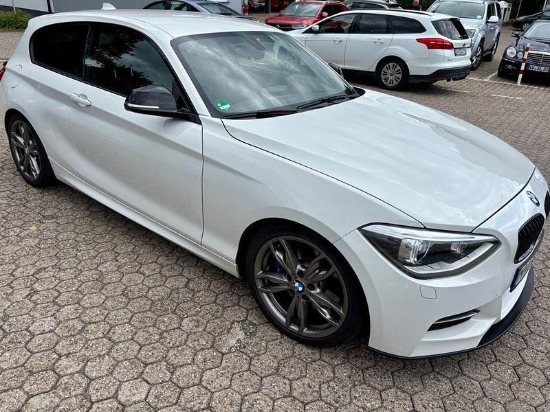 Weiß Gebraucht 2014 BMW M135 Advantage Kleinwagen | 21.700 € (Etwas zu teuer) - Bild 1/4