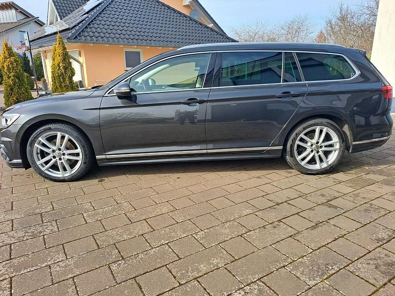 Grau Gebraucht 2018 VW Passat Highline Kombi | 16.980 € (Fairer Preis) - Bild 1/4