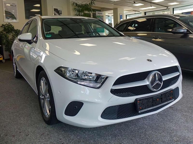 Weiß Gebraucht 2024 Mercedes A200 Limousine | 25.899 € (Guter Preis) - Bild 1/4