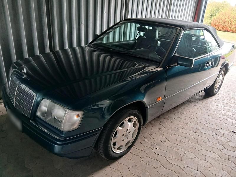 Gebraucht Mercedes E220 150 PS (110 kW) 1995 Grün Cabrio