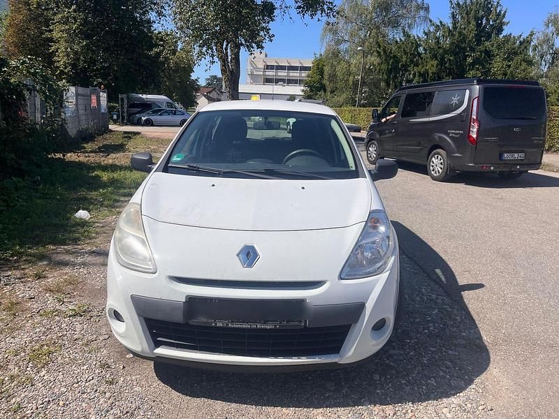 Weiß Gebraucht 2012 Renault Clio III Dynamique Limousine | 2.800 € (Fairer Preis) - Bild 1/4