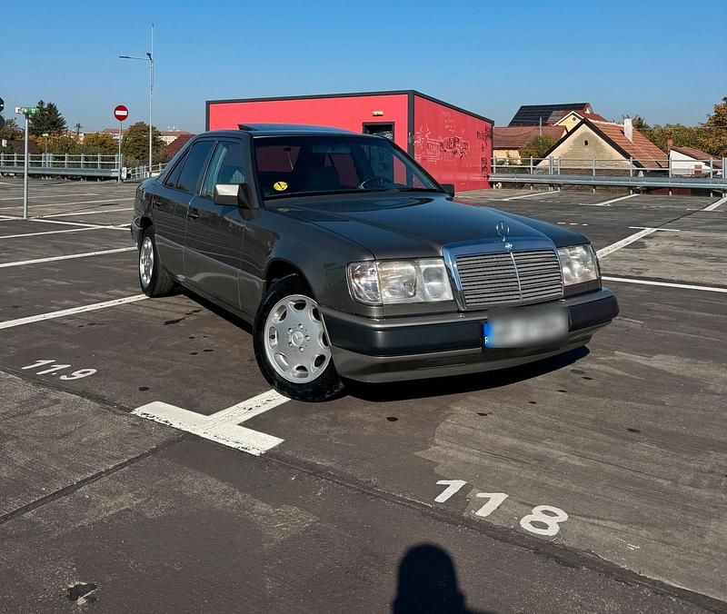 Gebraucht Mercedes 200 74 PS (54 kW) 1992 Braun Limousine