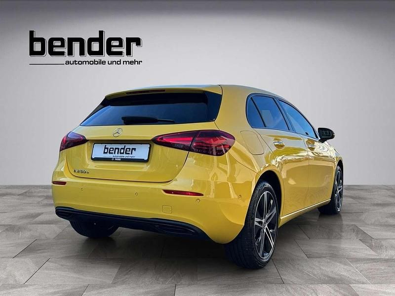 Gebraucht Mercedes A250 Night 163 PS (119 kW) 2024 Sonnengelb Kleinwagen