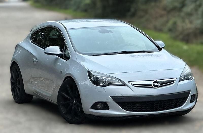 Grau Gebraucht 2011 Opel Astra GTC Innovation Kleinwagen | 4.100 € (Guter Preis) - Bild 1/4
