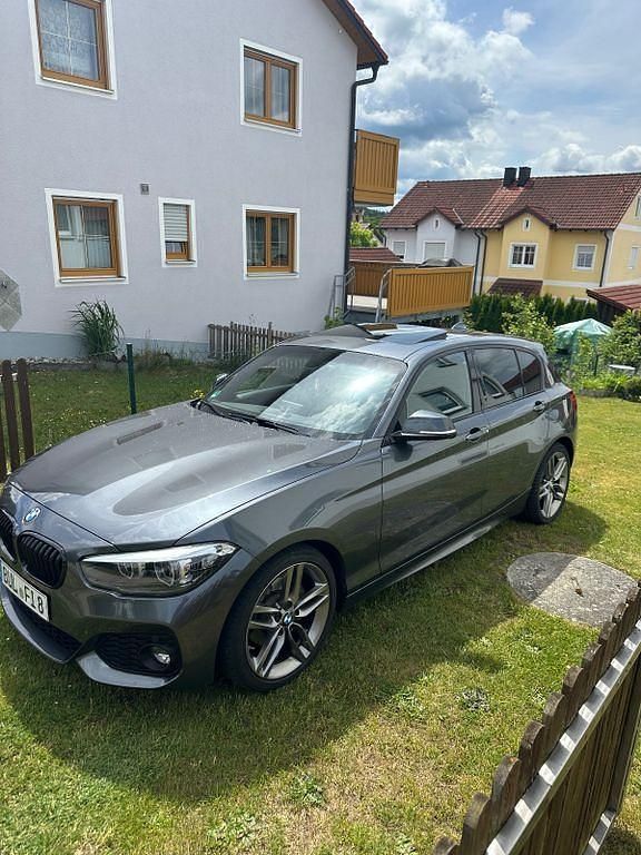 Grau Gebraucht 2019 BMW 120 M Sport Kleinwagen | 22.600 € (Guter Preis) - Bild 1/4