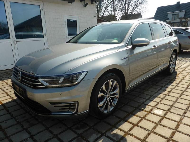 Silber Gebraucht 2016 VW Passat GTE Kombi | 13.890 € (Fairer Preis) - Bild 1/4