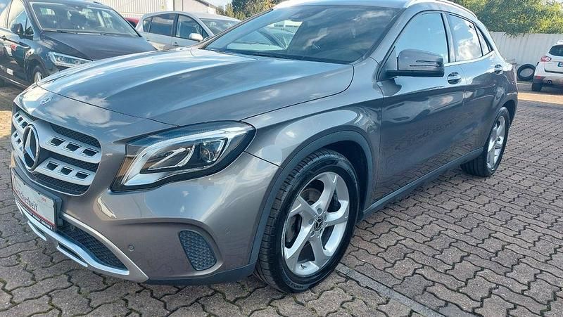 Grau Gebraucht 2018 Mercedes GLA200 AMG line SUV | 17.990 € (Guter Preis) - Bild 1/4