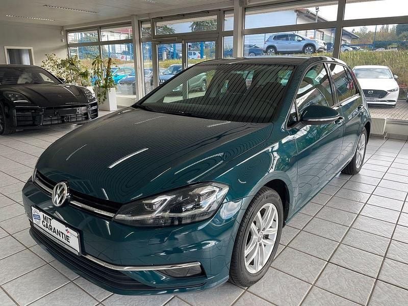 Grün Gebraucht 2017 VW Golf VII Comfortline Limousine | 13.999 € (Guter Preis) - Bild 1/4