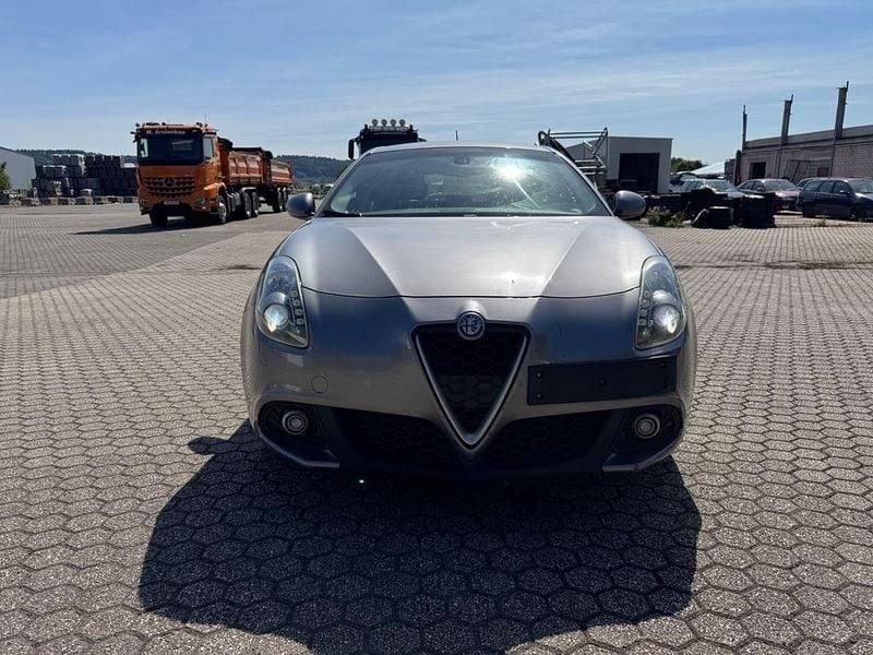 Grau Gebraucht 2017 Alfa Romeo Giulietta Super Kleinwagen | 7.200 € - Bild 1/4