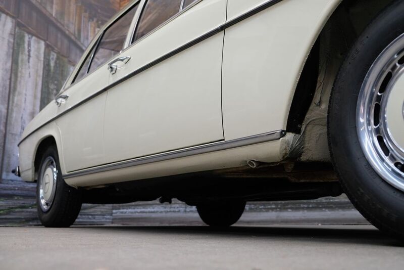 Gebraucht Mercedes 200/8 94 PS (69 kW) 1972 Weiß Limousine