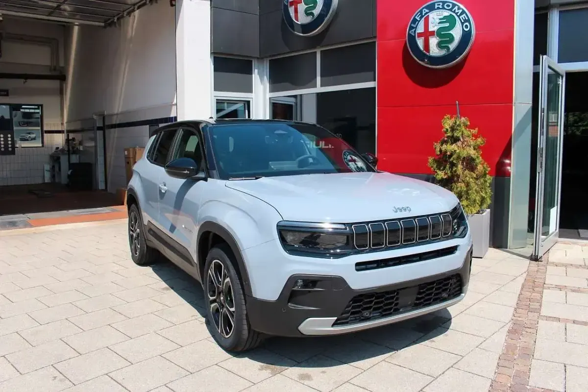 Neu Jeep Avenger EV Summit 114 kW (156 PS) 2026 Concrete grey SUV