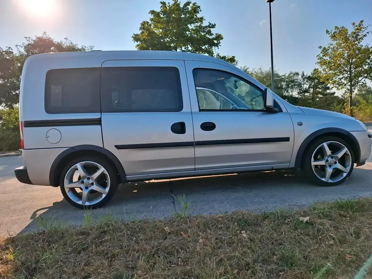 Gebraucht Opel Combo 90 PS (66 kW) 2004 Silber Van / Kleinbus