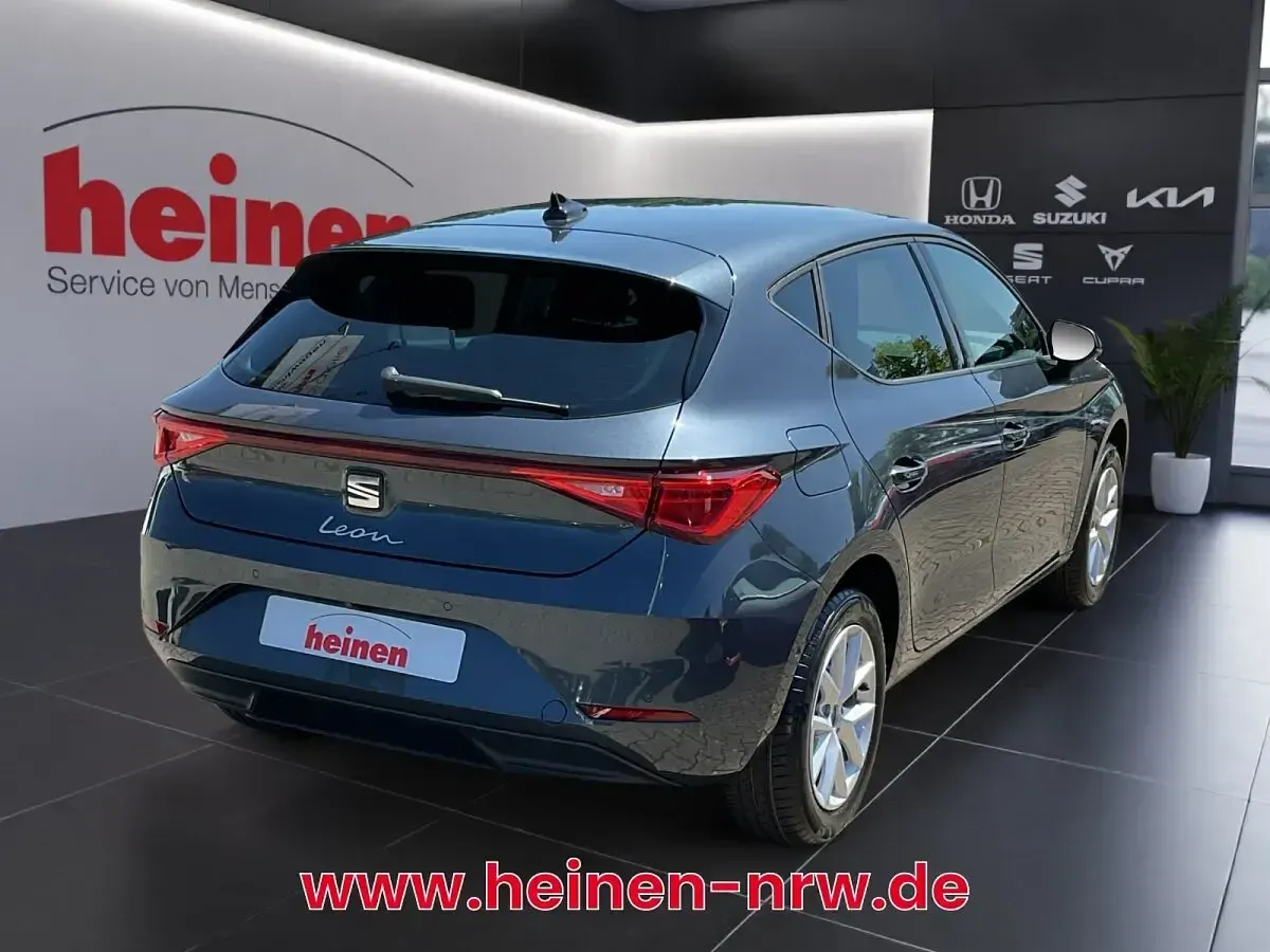 Neu Seat Leon 150 PS (110 kW) 2025 Grau Limousine