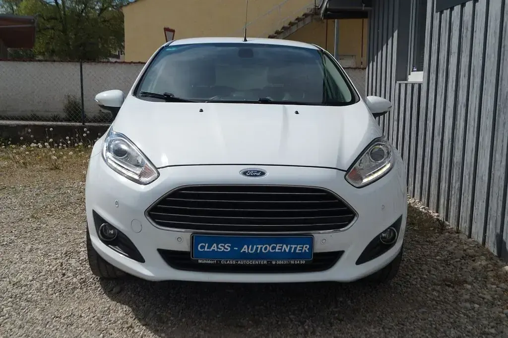 Gebraucht Ford Fiesta Titanium 125 PS (91 kW) 2013 Weiß Limousine