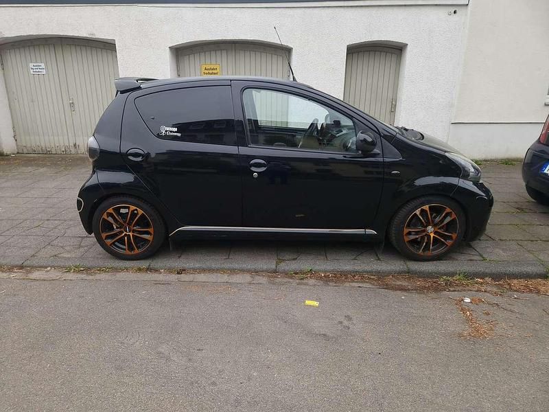 Second-hand Toyota Aygo Cool 68 CP (50 kW) 2010 Negru Hatchback