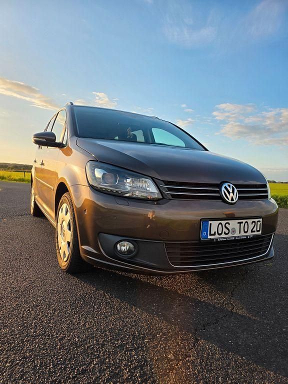 Braun Gebraucht 2013 VW Touran Comfortline Van / Kleinbus | 9.500 € (Fairer Preis) - Bild 1/4