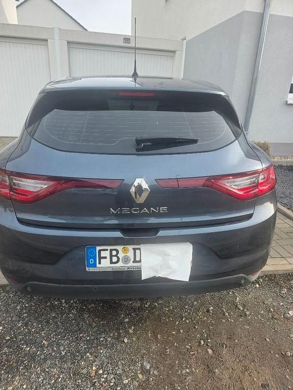 Grau Gebraucht 2018 Renault Mégane IV Play Limousine | 10.000 € (Fairer Preis) - Bild 1/4