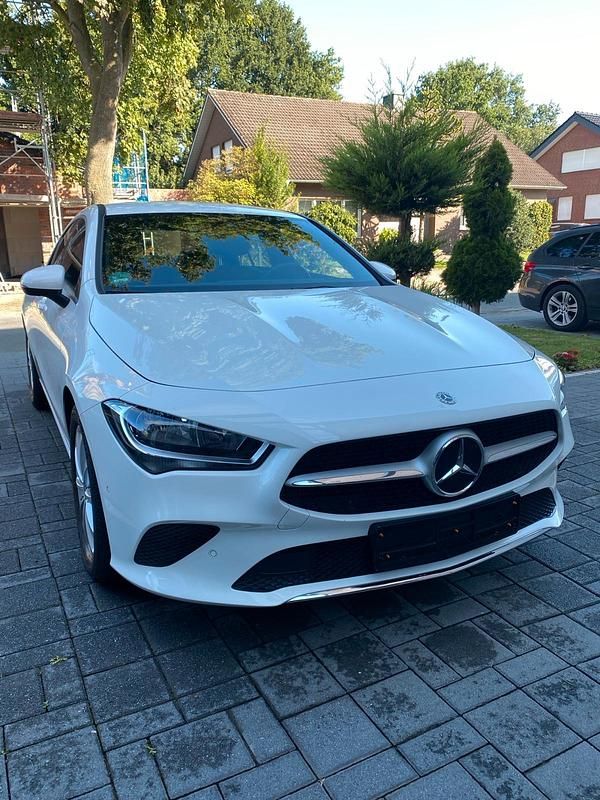 Weiß Gebraucht 2019 Mercedes CLA180 Progressive Limousine | 23.890 € (Teuer) - Bild 1/4