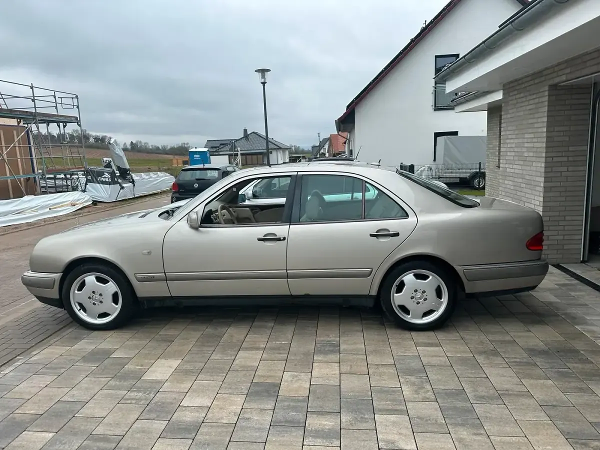 Gebraucht Mercedes E240 170 PS (125 kW) 1998 Beige Limousine