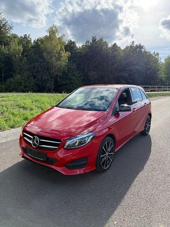 Rot Gebraucht 2016 Mercedes B250 Van / Kleinbus | 17.500 € (Guter Preis) - Bild 1/4