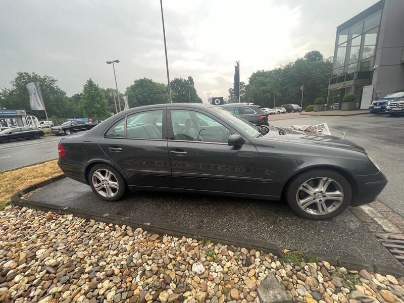 Schwarz Gebraucht 2004 Mercedes E200 Limousine | 2.500 € (Superpreis) - Bild 1/4
