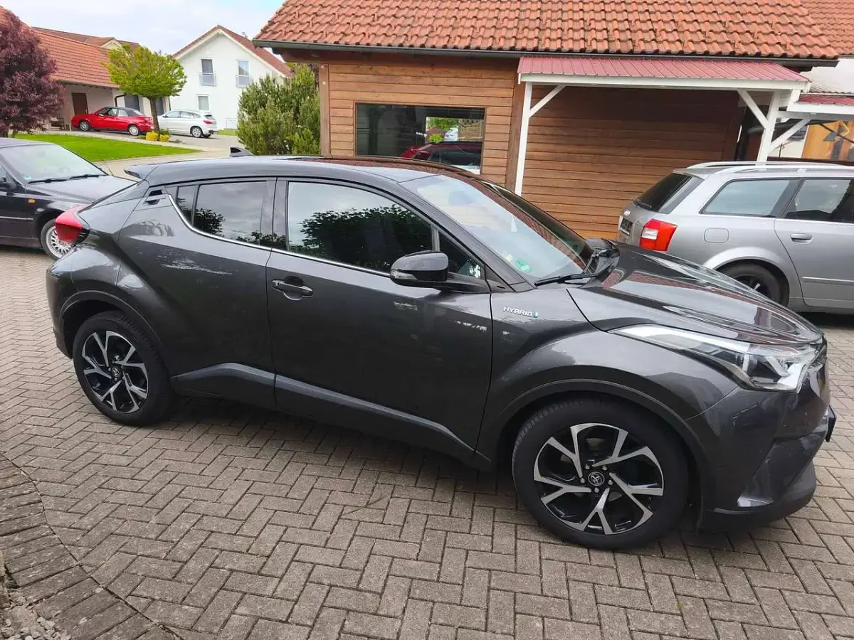 Gebraucht Toyota C-HR Style 98 PS (72 kW) 2017 Grey metallic (1g3)/ black SUV